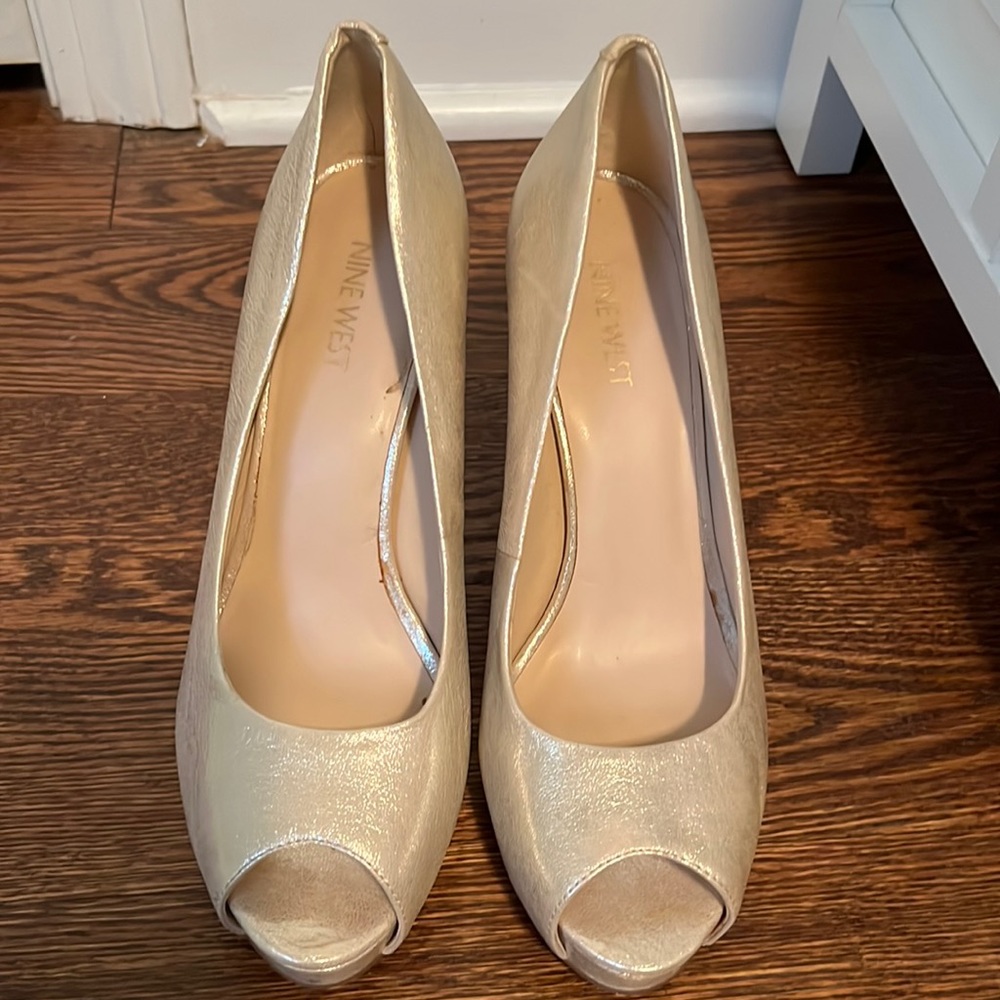Nine West 8.5 Medium Gold Peep/Platform Toe Pumps